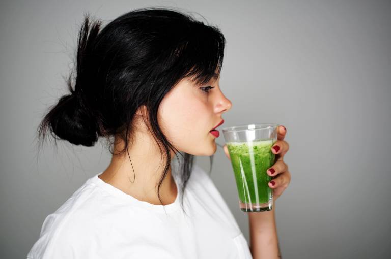 Kobieta pijąca zielony sok