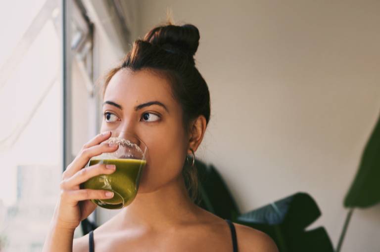 kobieta pijąca zielony napój